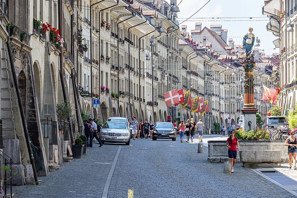 Ulice Gerechtigkeitsgasse s historickou malovanou kašnou