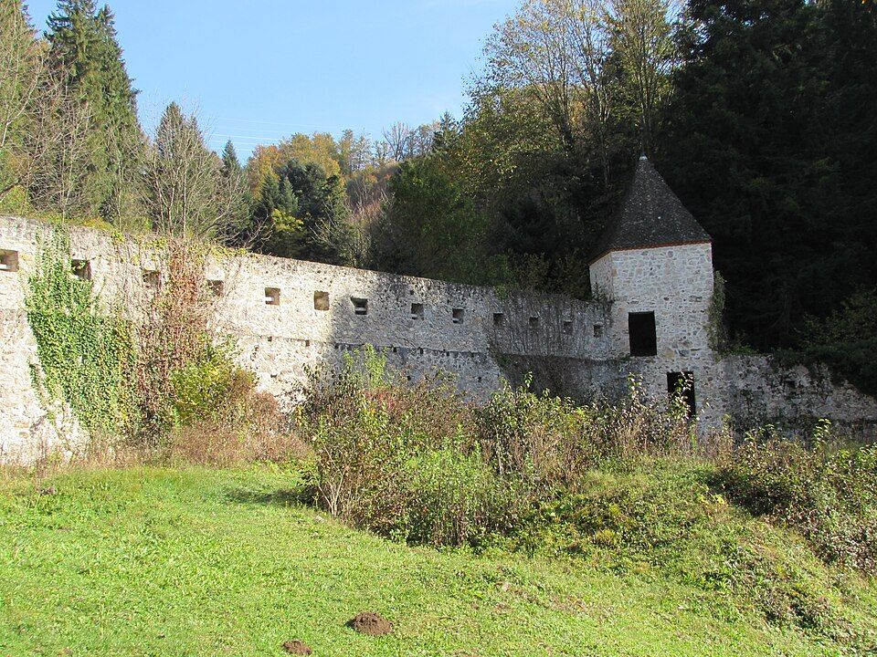Severní obranná zeď Žičké kartuzije v zachovalém stavu