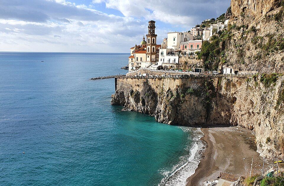 Atrani — nejmenší obec Itálie s nakupenými domy mezi útesy