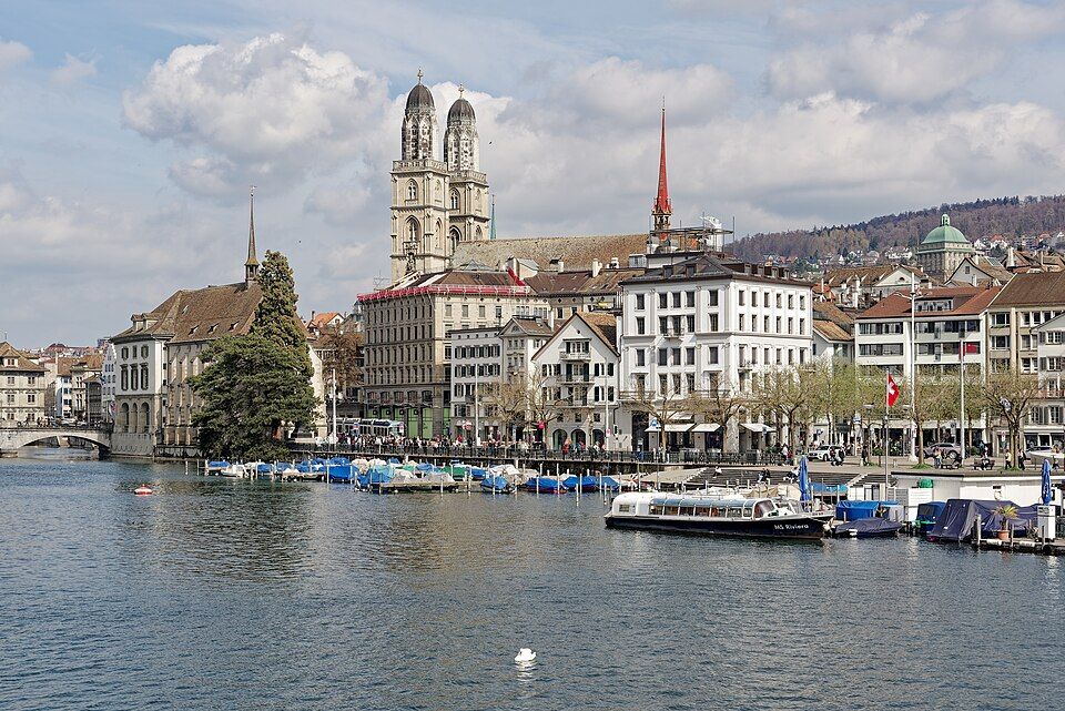 Grossmünster a řeka Limmat v Curychu