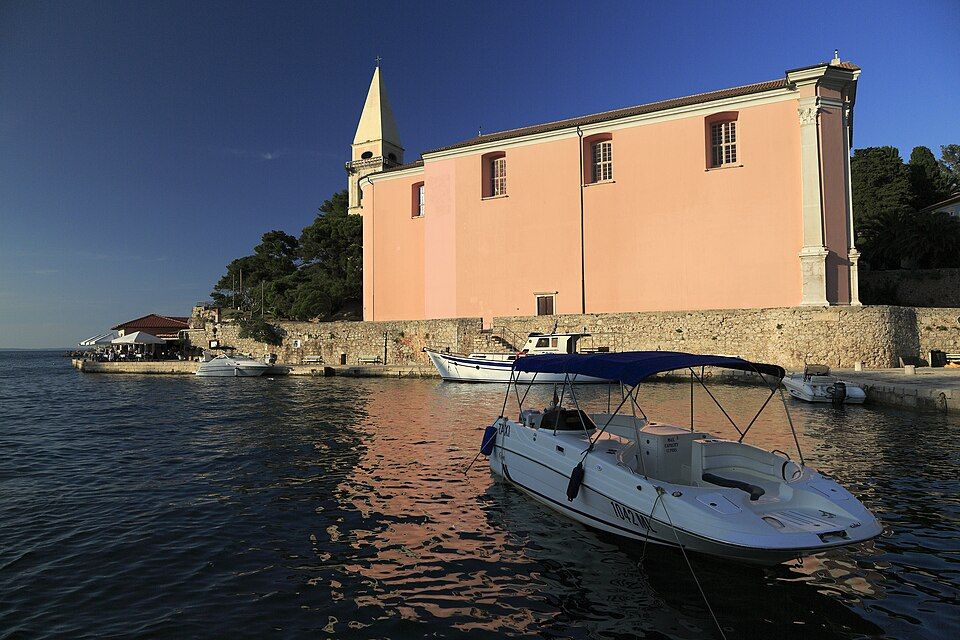 Růžový kostel sv. Antonína Poustevníka ve Veli Lošinj