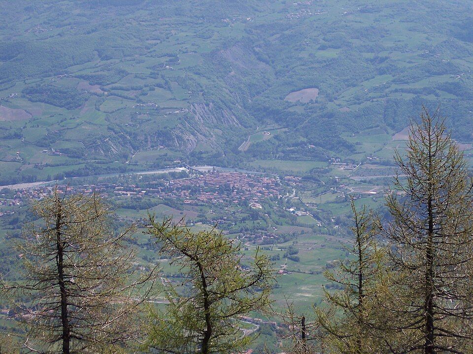Pohled na Bobbio a údolí Trebbie z vrcholu Monte Penice