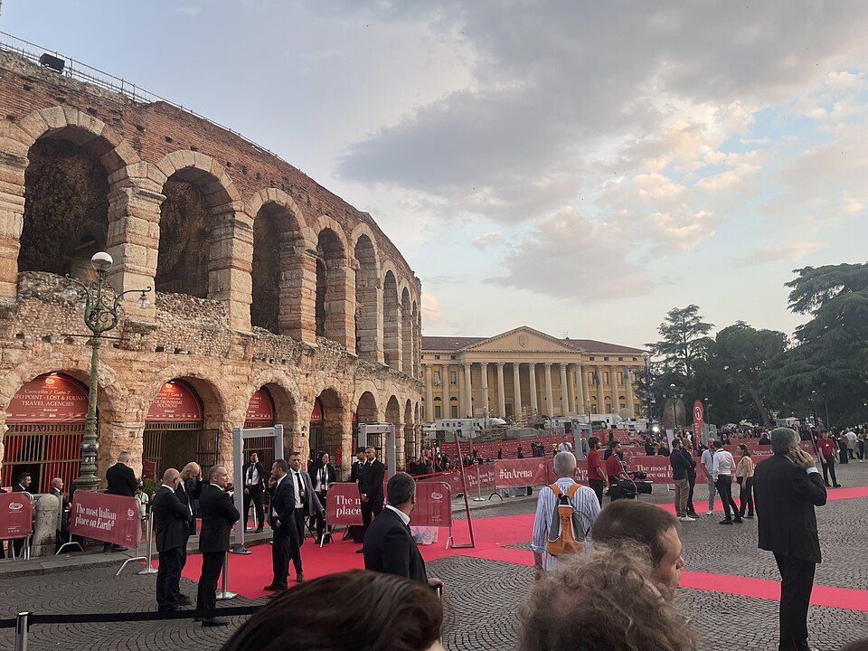 Eliptická mísa Areny di Verona při pohledu z ochozu