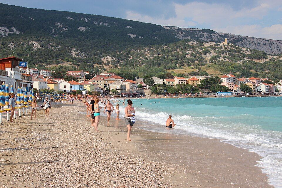 Oblázková pláž Vela plaža v Bašce