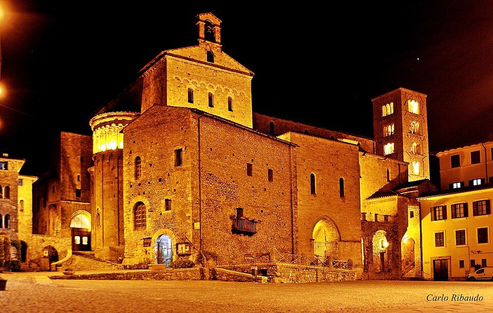 Katedrála Santa Maria v Anagni, románská fasáda středověkého chrámu