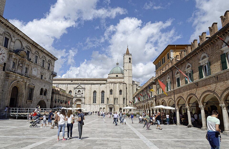 Travertinové uličky a věže historického centra Ascoli Piceno