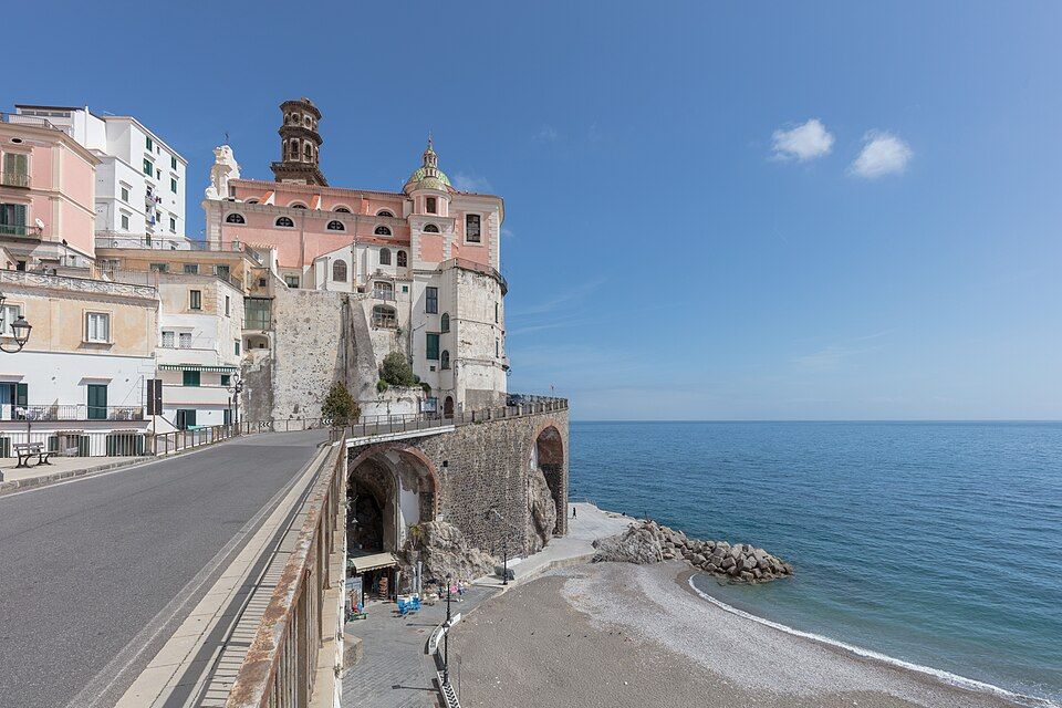 Atrani z promenády — domy přilepené na skálu nad mořem