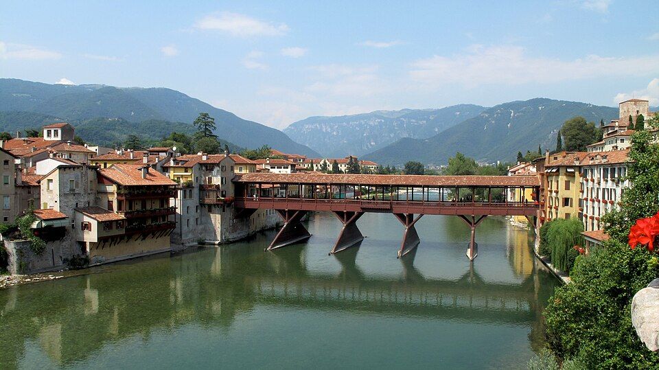 Uličky a fasády historického centra Bassana del Grappa