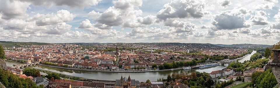 Pohled z pevnosti Marienberg na würzburské staré město a věže