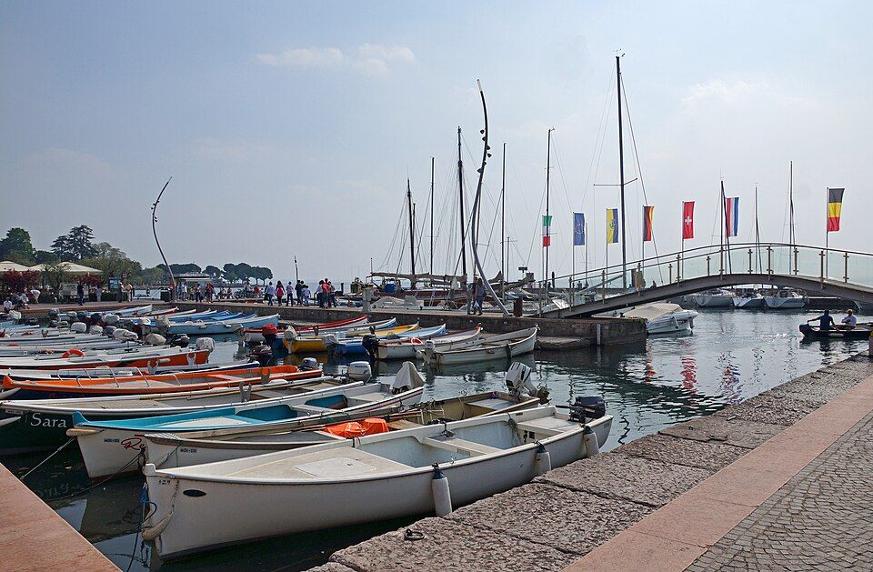 Nábřežní promenáda v Bardolinu s výhledem na Lago di Garda
