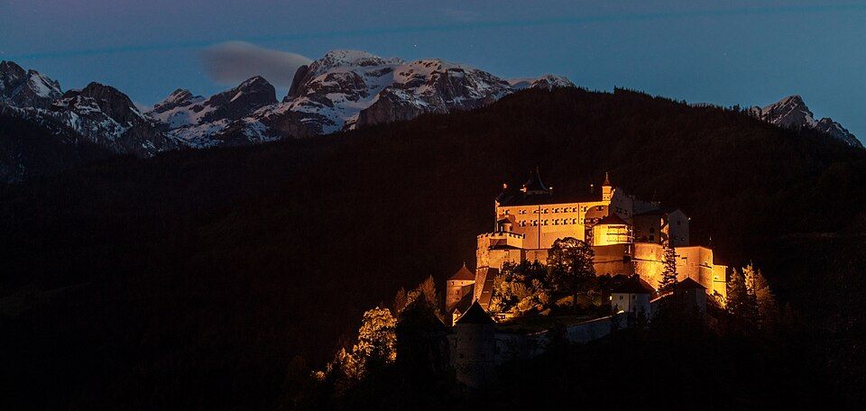 Detail hradu Hohenwerfen ve večerním světle
