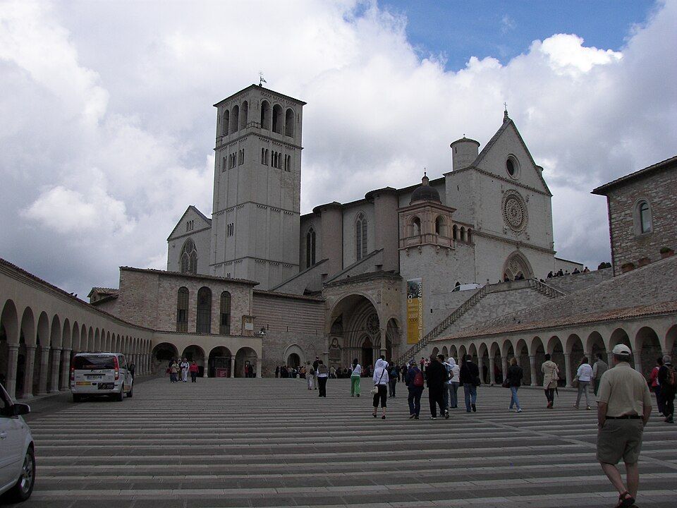 Bazilika sv. Františka z Assisi s nádvořím