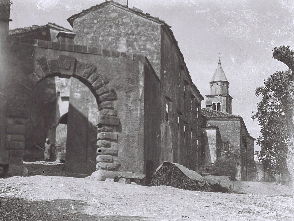 Historická malba Vena Pilona zobrazující hradební zeď a bránu Vipavski Križe