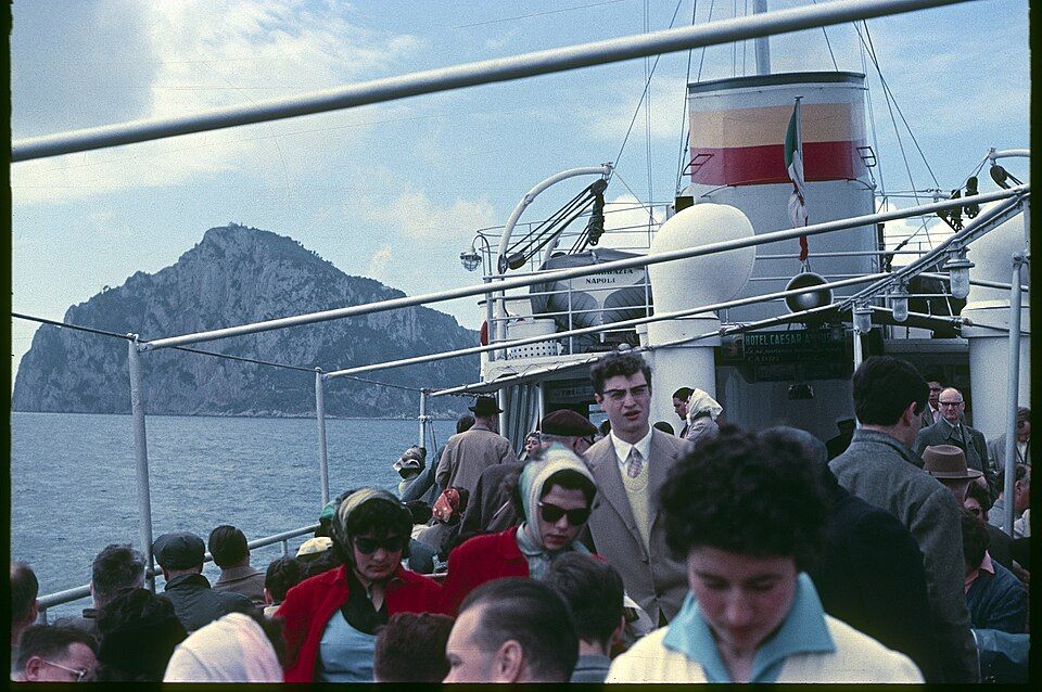 Príjezd lodi do prístavku na Capri, historická fotografie 1960