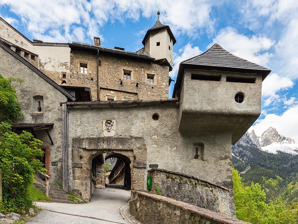 Pohled na hrad Hohenwerfen z údolí