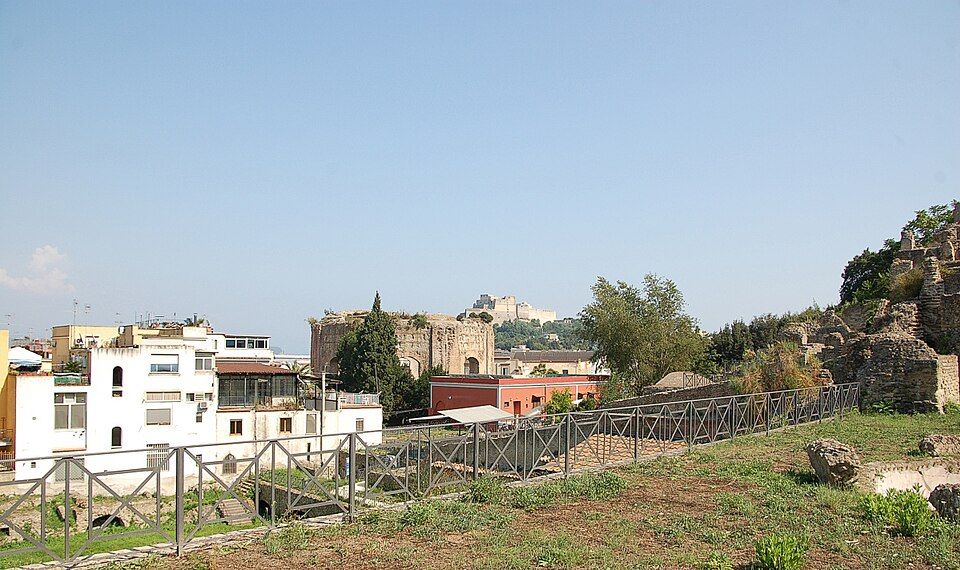 Panorama Bacoli a zálivu Campi Flegrei s Castello Aragonese v pozadí