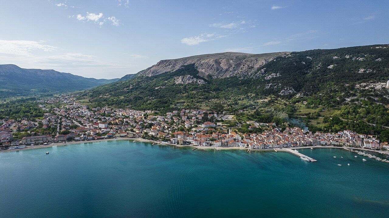 Letovisko Baška a dlouhá pláž na ostrově Krk