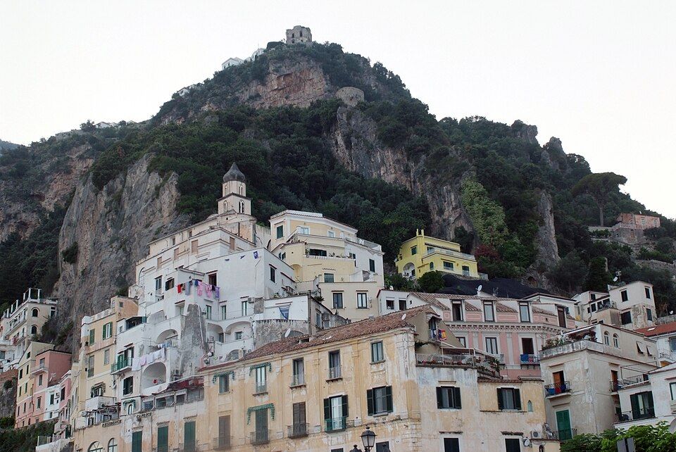 Panorama Amalfi s přístavem a katedrálou