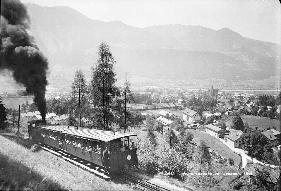 Historický snímek parní zubačky Achenseebahn u jezera