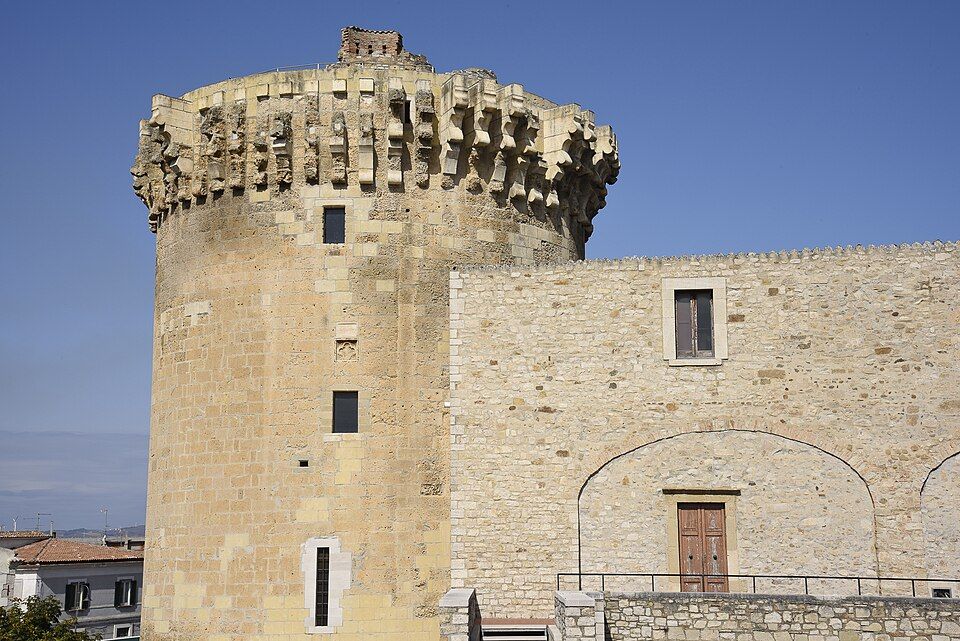 Věž Castello Aragonese ve Venose — detail aragonské hradní architektury