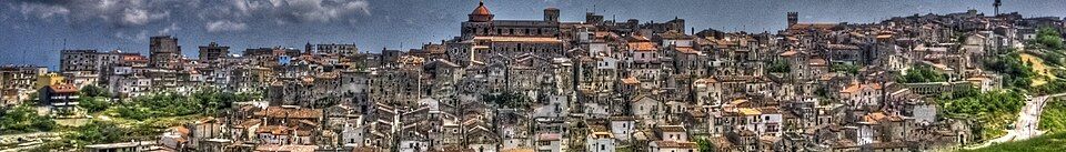 Vico del Gargano — úzké uličky a bílé omítky
