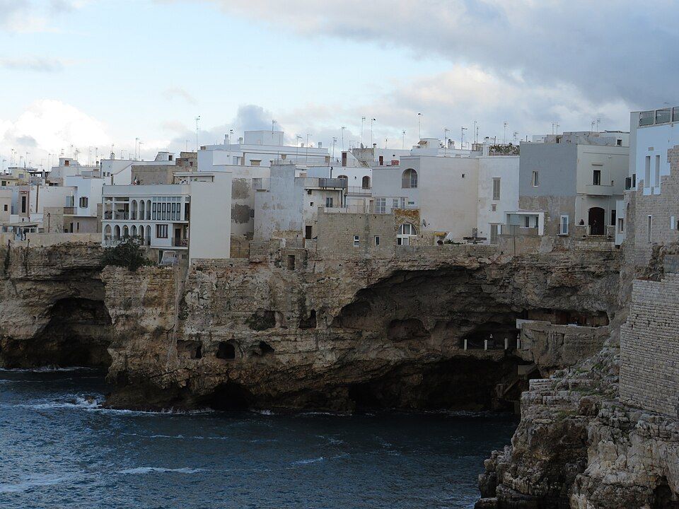 Grotta Palazzese — výklenek v útesech Polignana, kde sídlí restaurace v jeskyni