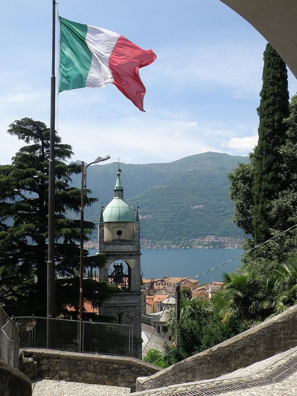 Panorama Bellana nad jezerem