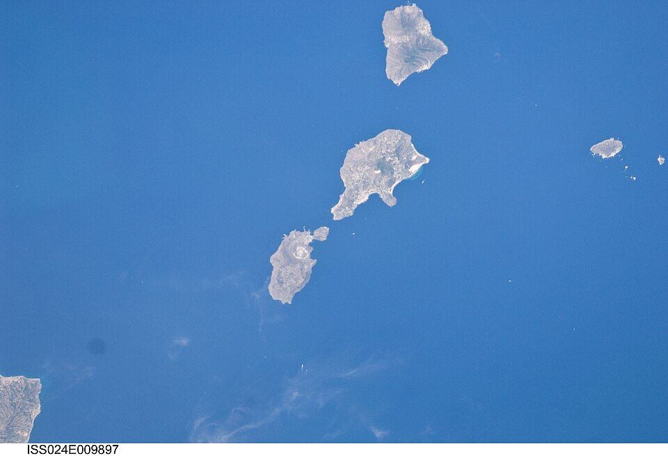 Satelitní snímek NASA — Eolské ostrovy, v popředí Vulcano a Lipari