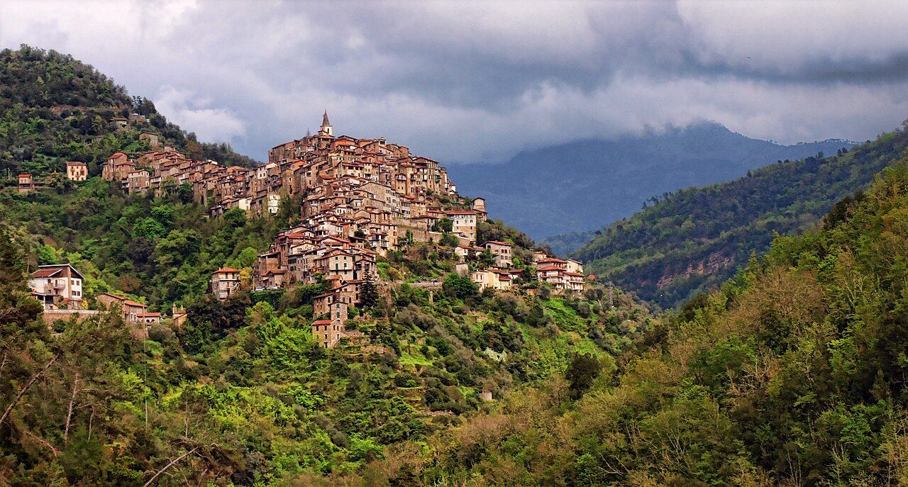 Apricale — kamenná vesnice nahuštěná na ostrohu nad ligurským údolím