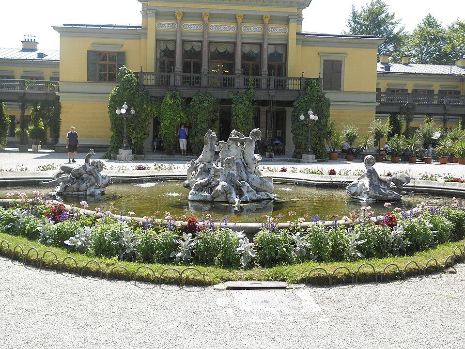 Kašna před Kaiservillou