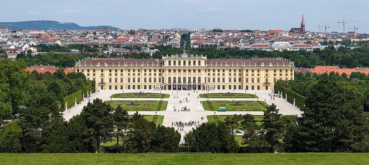 Zámek Schönbrunn ve Vídni s francouzskou zahradou