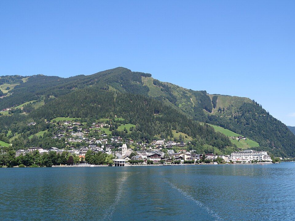 Zell am See s horami nad jezerem