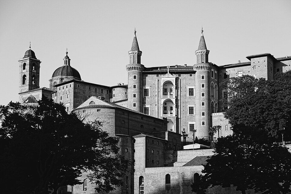 Vnější zdi a věže Palazzo Ducale v Urbinu