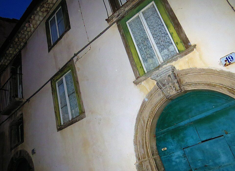 Panoramatický pohled na Agnone a okolní hřebeny Apenin