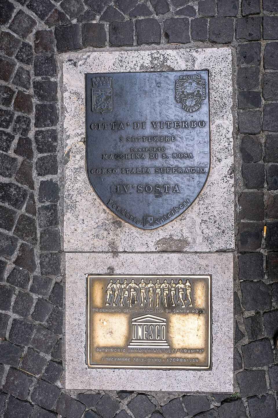 Osvětlená věž Macchina di Santa Rosa nesená v ulicích Viterba