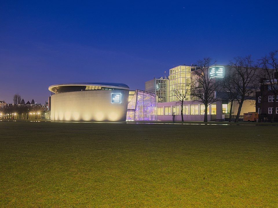 Moderní křídlo Van Goghova muzea na náměstí Museumplein v Amsterdamu