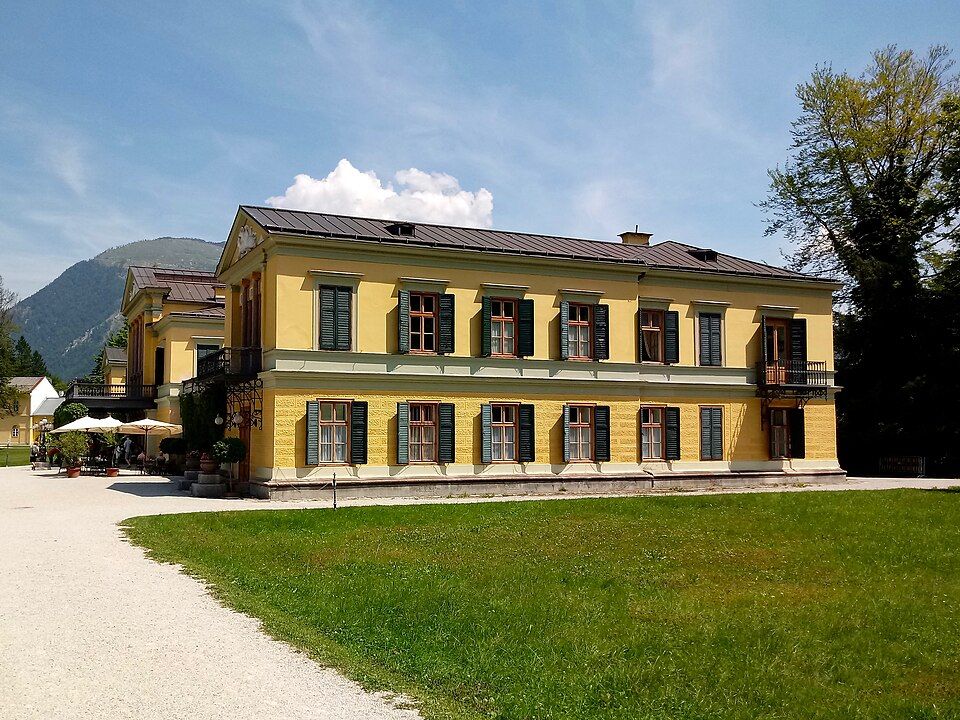 Kaiservilla v Bad Ischlu obklopená parkem