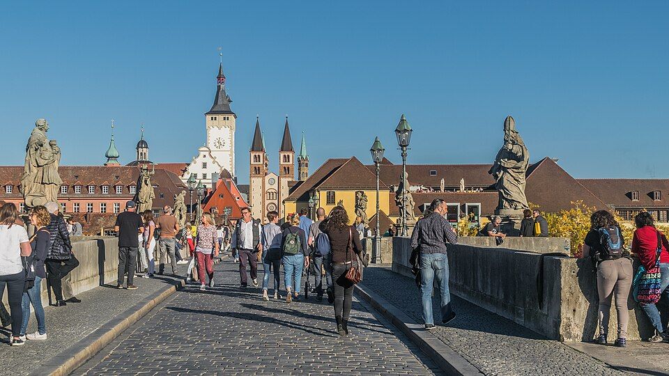 Starý most Alte Mainbrücke přes řeku Mohan ve Würzburgu s barokními sochami