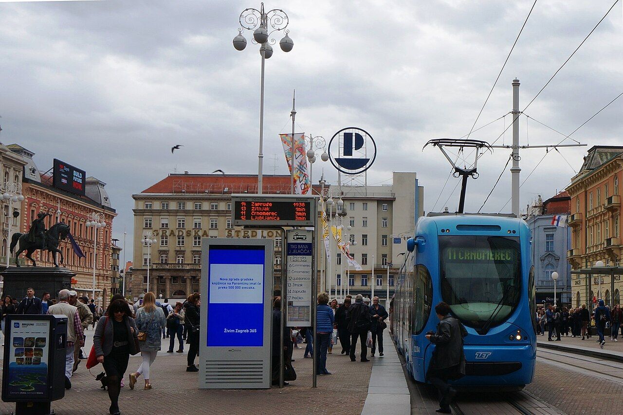 Náměstí bána Jelačiće v Záhřebu s tramvají a lidmi
