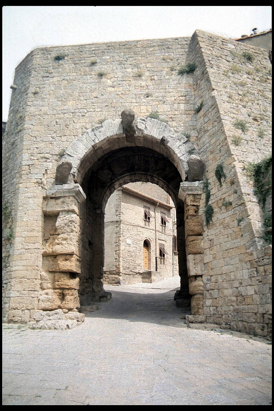 Detail oblouku brány Porta all'Arco se třemi ohlazenými hlavami