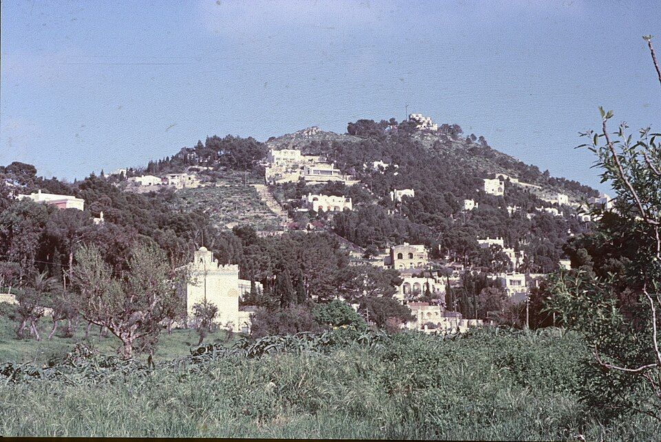 Bílé domy na svahu ostrova Capri, historické zábefy