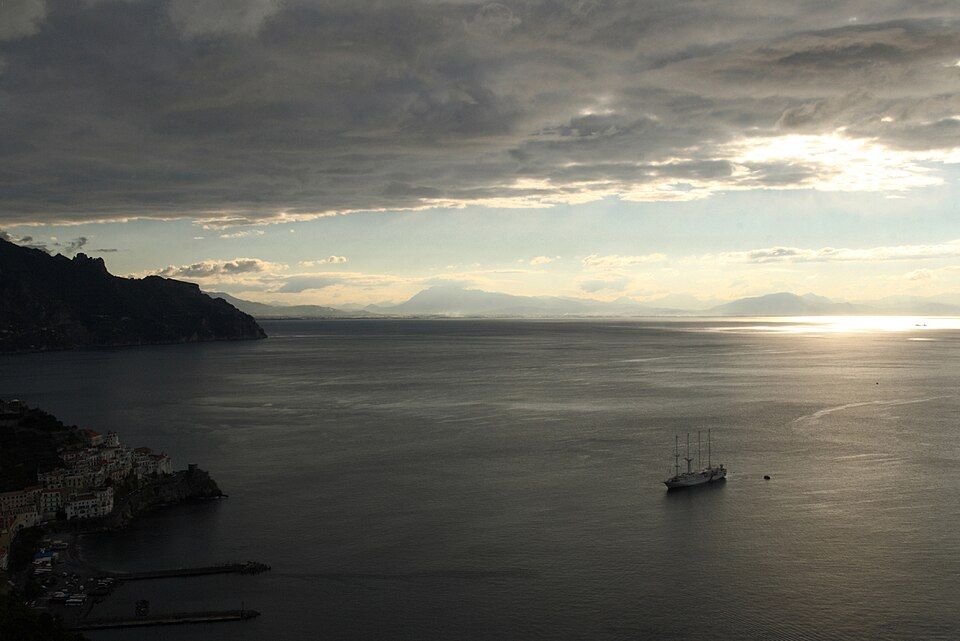 Loď kotvící u Amalfi