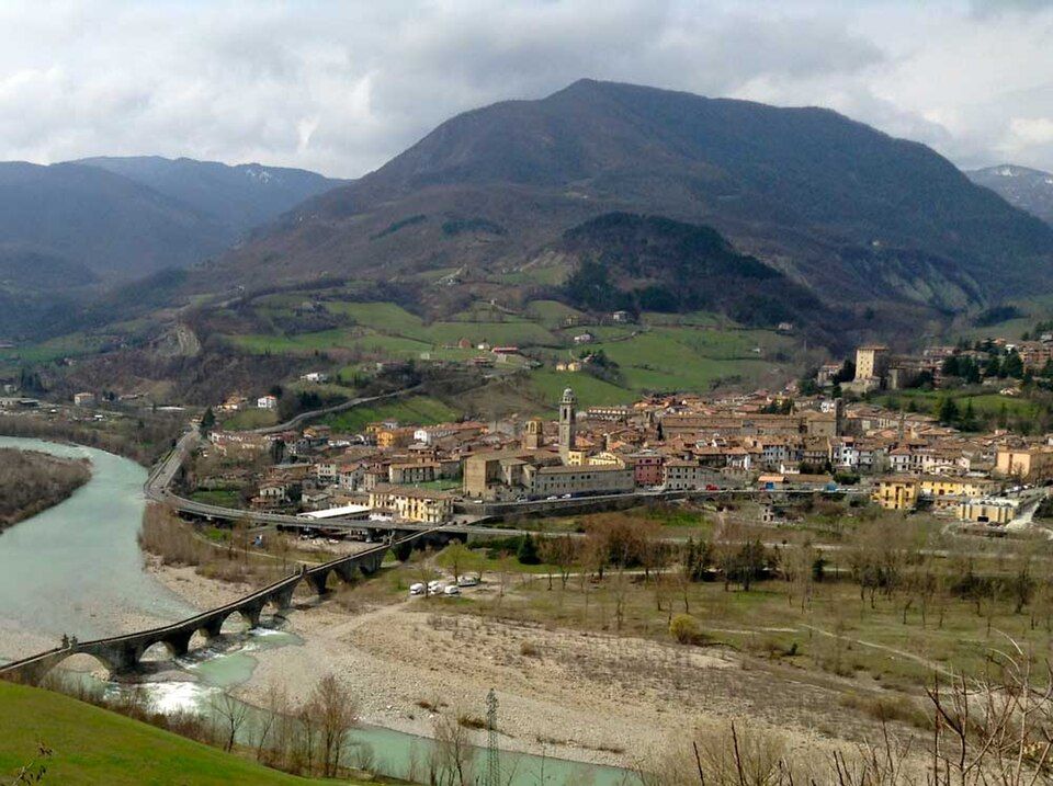 Bobbio v zeleném údolí Val Trebbia obklopené kopci