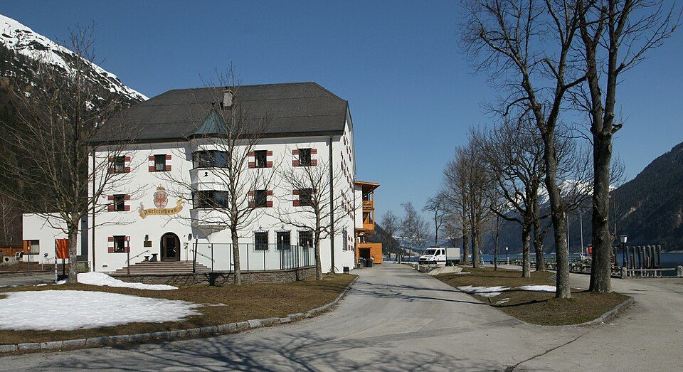 Historická budova Fürstenhaus na břehu jezera v Pertisau