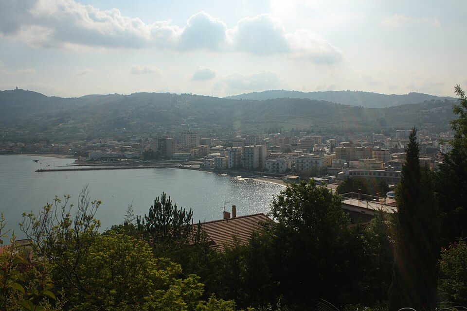 Agropoli — výhled ze svahu nad zálivem na moře