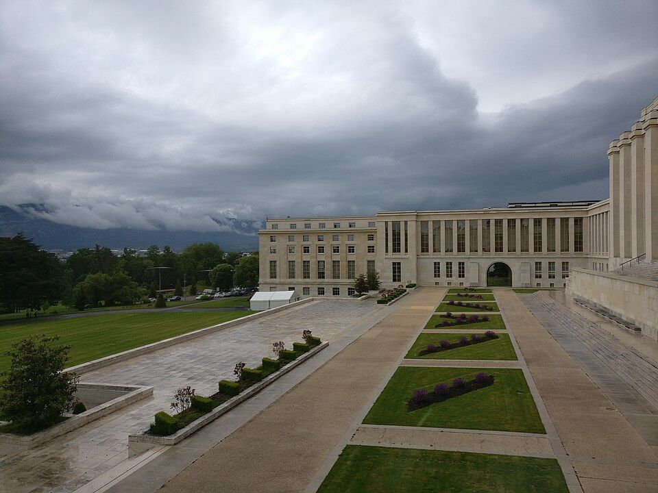 Vlajky před Palácem národů OSN v Ženevě