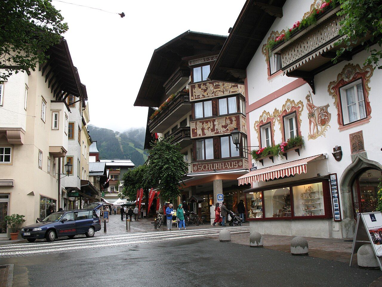 Městečko Zell am See u jezera s horami v pozadí