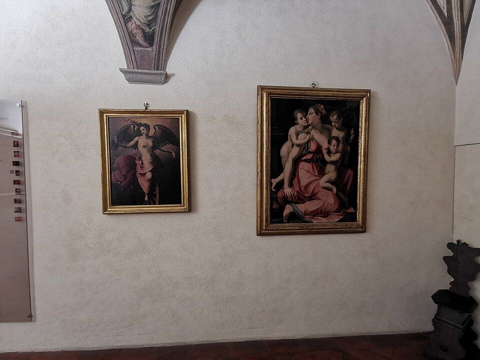Pohled do historické uličky Arezza s kamennou dlažbou