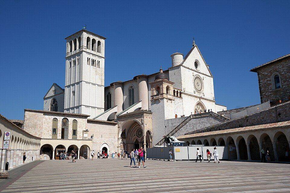Bazilika svatého Františka v Assisi se zvonicí a arkádami