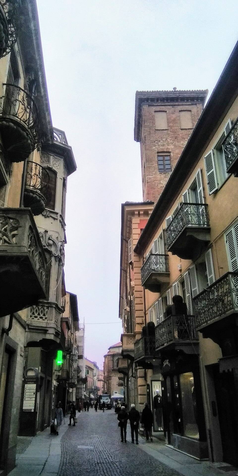 Hlavní ulice Via Vittorio Emanuele v Albě